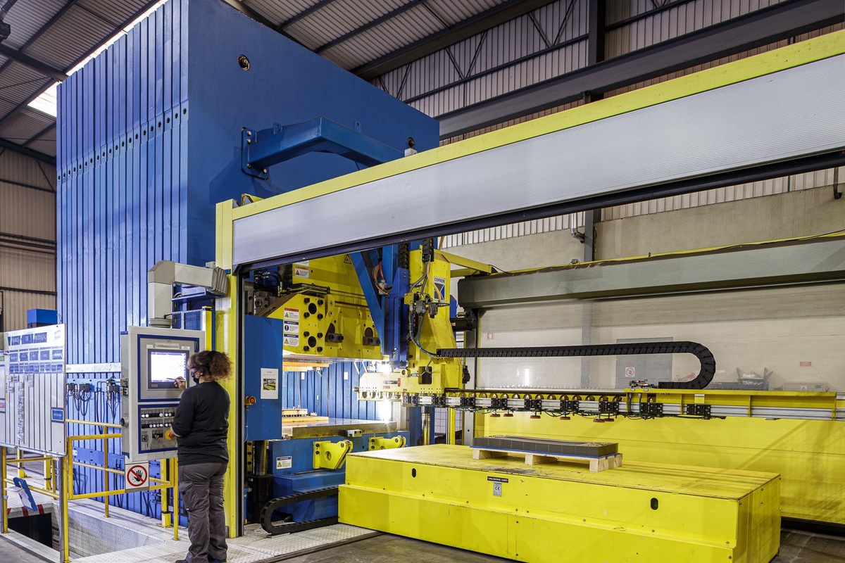 A prensa de 20.000 toneladas com tecnologia de multi-cilindros